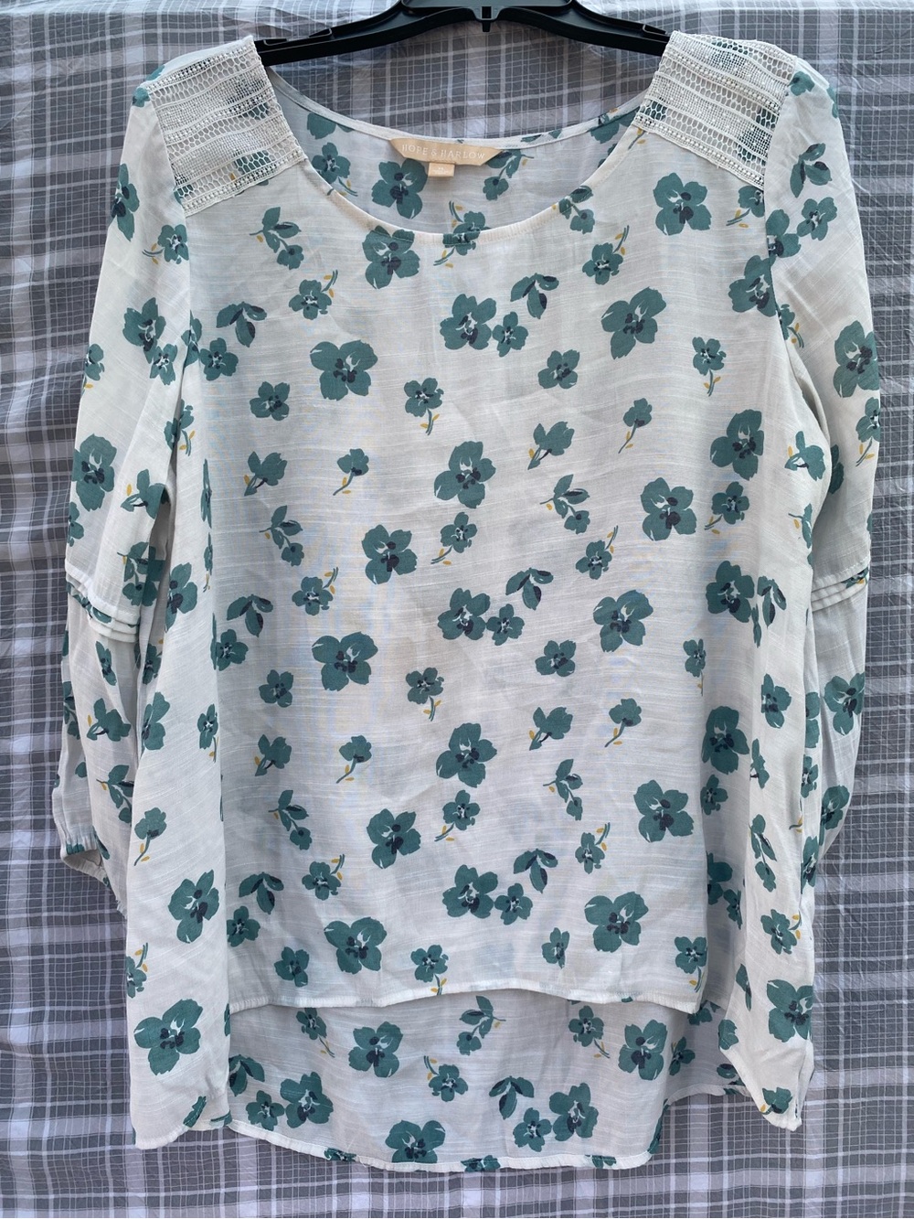 Hope & Horlow Light Cream Floral Scoop-Neck Women’s Blouse Size XL